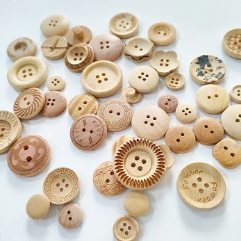 Clothing Accessories 2 Holes 4 Holes Round Laser Engraving Letter Hearts Love Sweater Wood Button for Garment