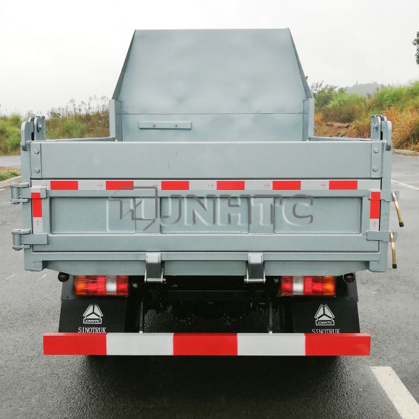 1/6 SINOTRUK HOWO Light Dump Tipper Truck Right Hand Drive 5 Tons 10 Ton